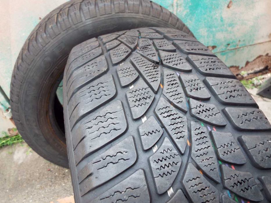 vand 2 anvelope de iarna 215/60/17C dunlop pret 400ron ambele