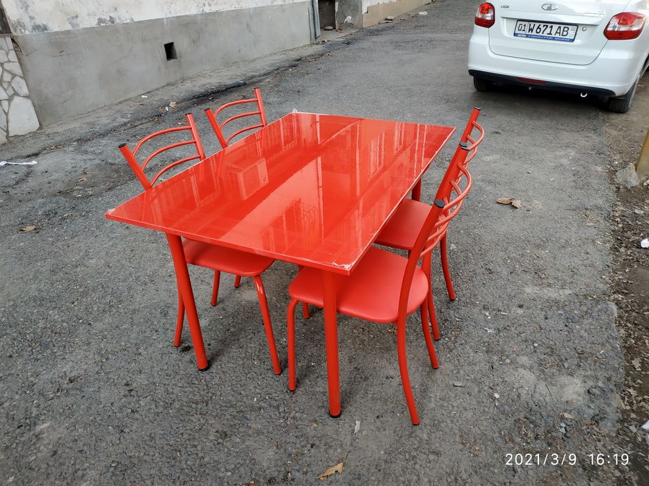 Кухонный стол стул с четырьмя стульями 870.000 в наличии имеются .