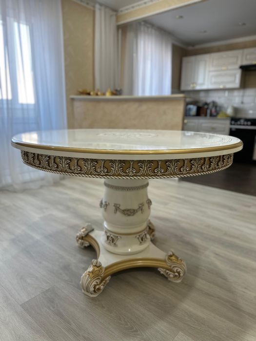 Стол со стульями