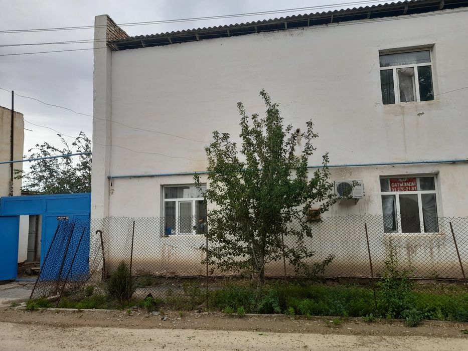 Двухэтажный дом с садом