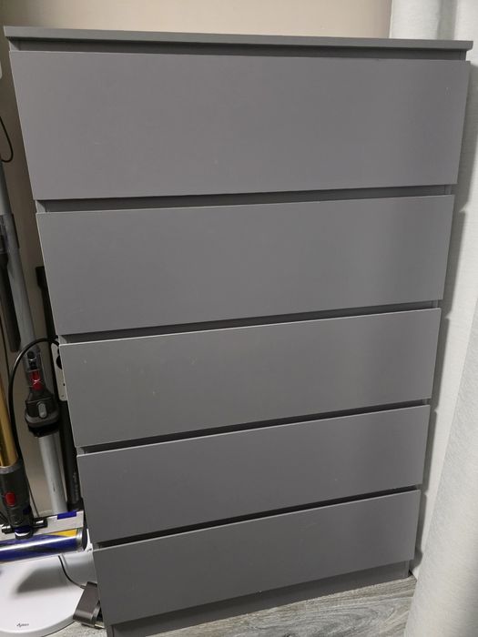 Сив скрин с 5 чекмеджета