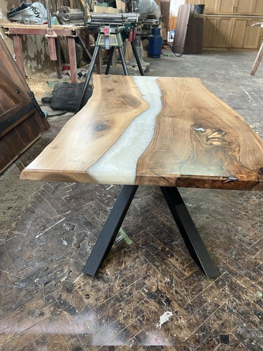 Уникални трапезни маси от орех и епоксидна смола