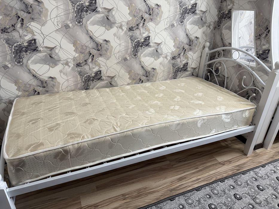 Кровать с матрасом