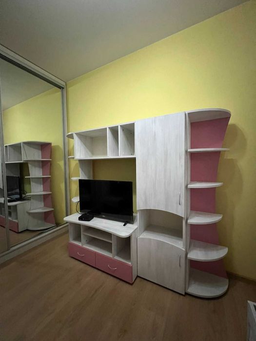 Продавам секция с размери 3 м дълга на 1.6 м висока. Цена 300 лева.