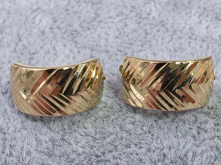Cercei damă din aur 14K, 1,96 g, design texturat elegant cu linii diagonale, stil modern și rafinat