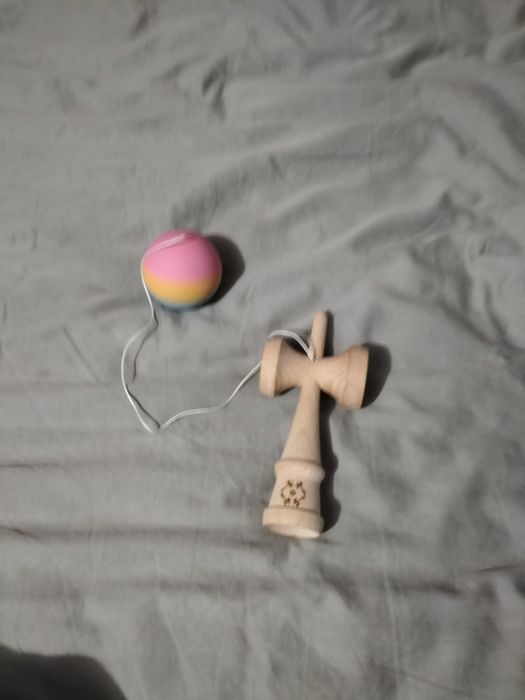 Kendama jucarie.
