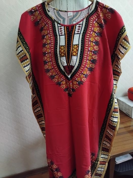 Платье свободного прямого покроя до колен