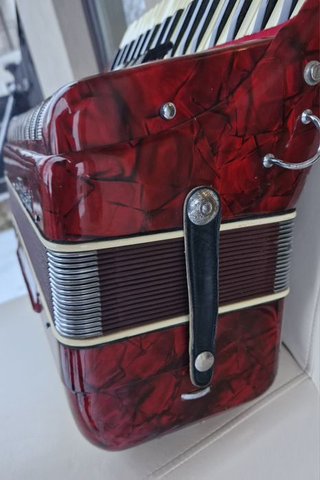 Vând acordeon Parrot cu 80  basi