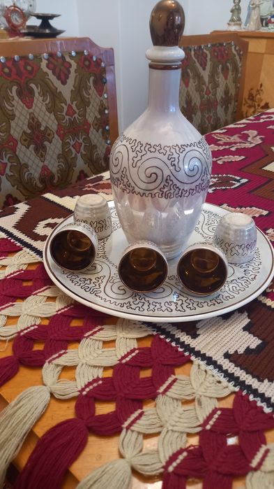 Vand set portelan sticla cu dop+ 5 pahare+platou mare rotund pt tuica/ tarie nefolosite,f frumoase