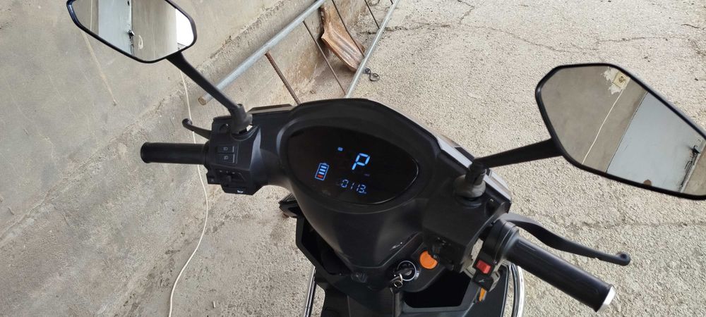 Почти новый электроскутер. Очень дёшево.