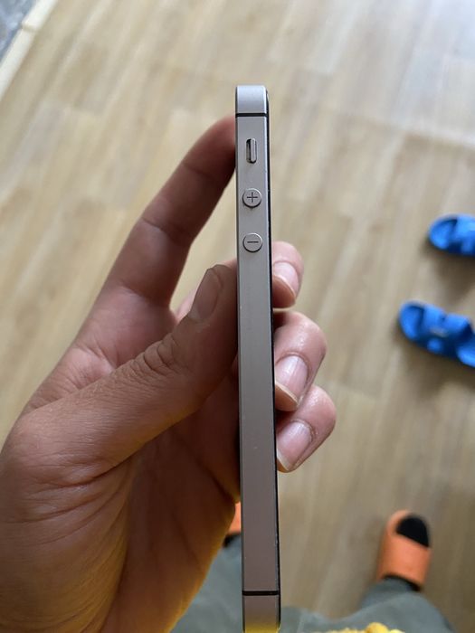 Продам Iphone SE состояние как новый