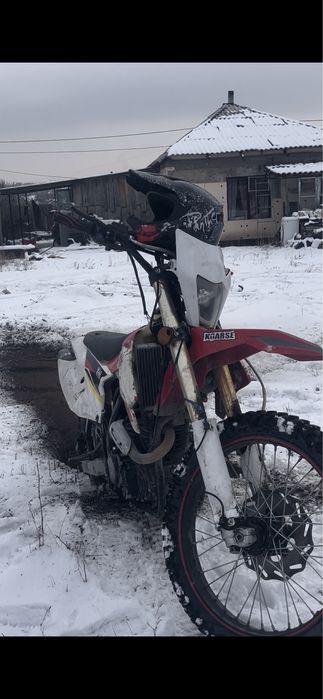 Продаются 2 кросача