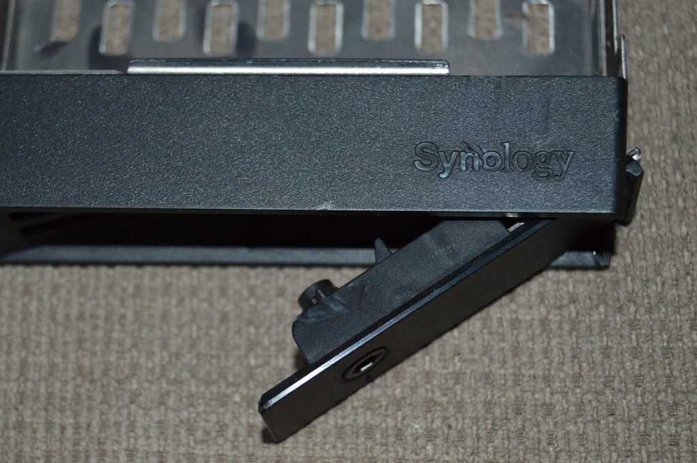 Set 2 tăvițe originale Synology (HDD/SSD Tray Caddy) 3.5" / 2.5"