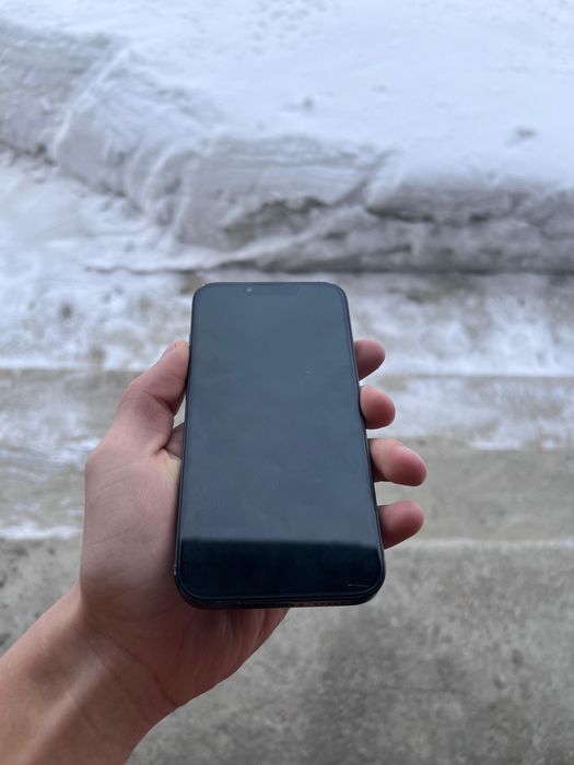 iPhone 13 б/у синего цвета