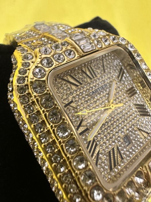 Часовник- Cartier-чудесна изработка има и кутия