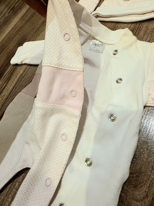 Combinezon bebe marimea 56 fata San Bebe cu manusi si caciula