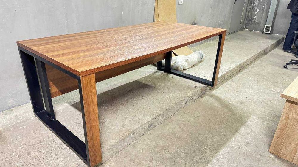 Продам столы - учебные, офисные с тумбой, стол для переговоров