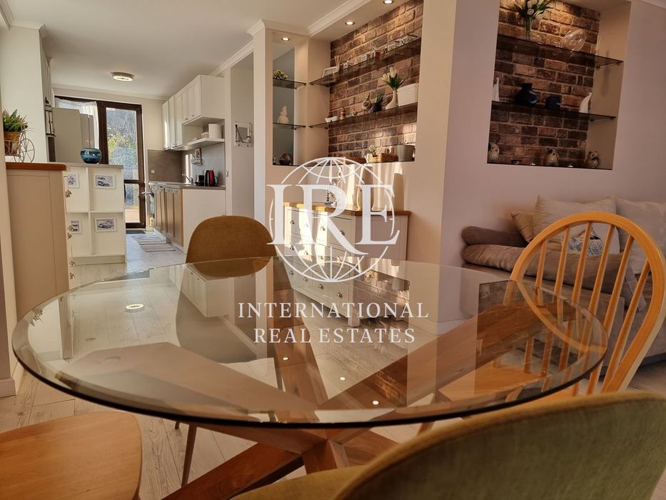 Стилен четиристаен апартамент под наем с фронтална морска панорама и