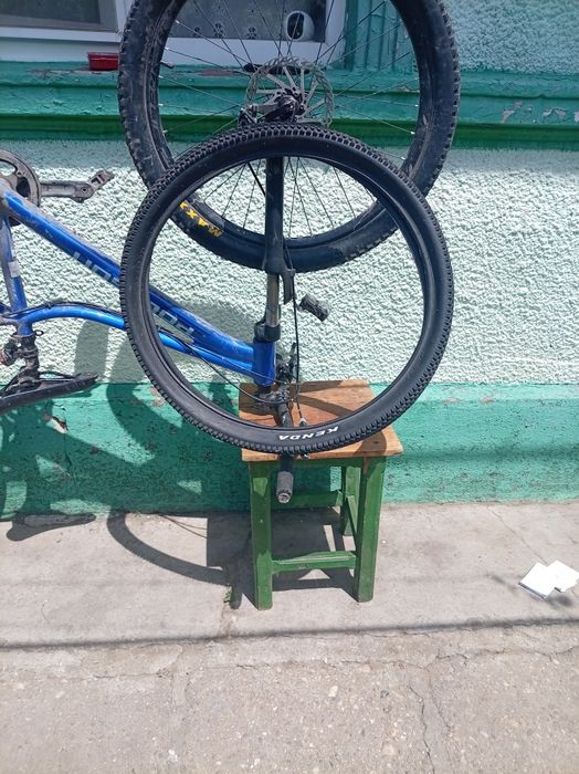 Bicicleta albastră pt copiii întere 7-14 ani