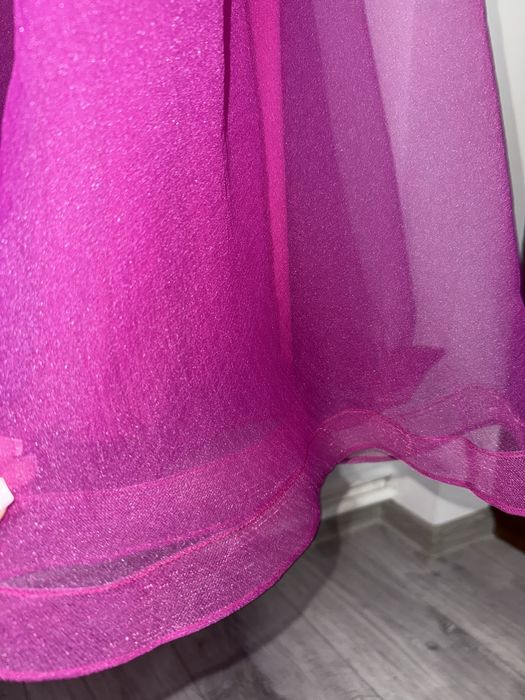 Rochie fucsia cu crepeu pe partea stanga