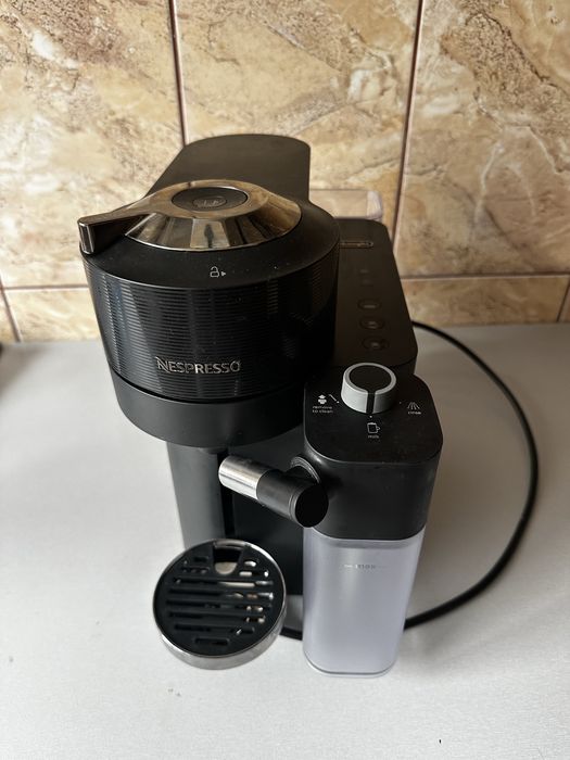 Aparat cafea Nespresso Vertuo Lattissima stare perfecta