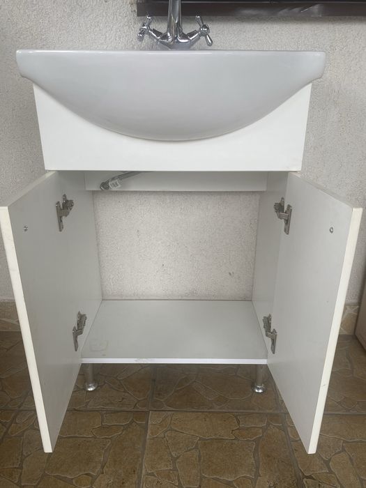 Mobilier baie cu chiuvetă și baterie – stare bună
