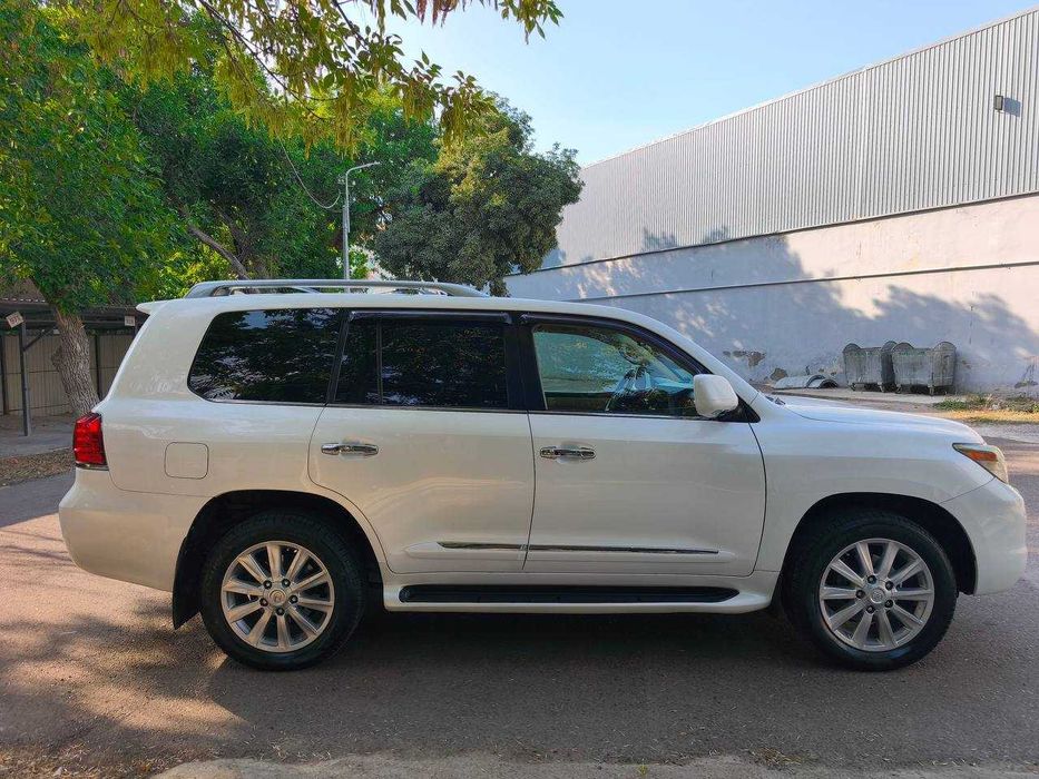 Продаётся Lexus 570 (J200)