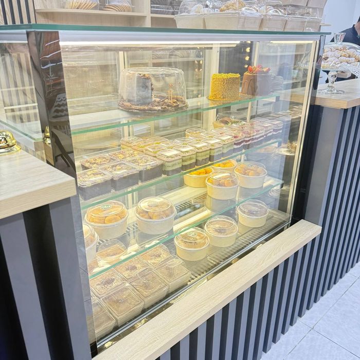 Витрина холодильник для кондитерских изделий и для шашлыков агрегат но