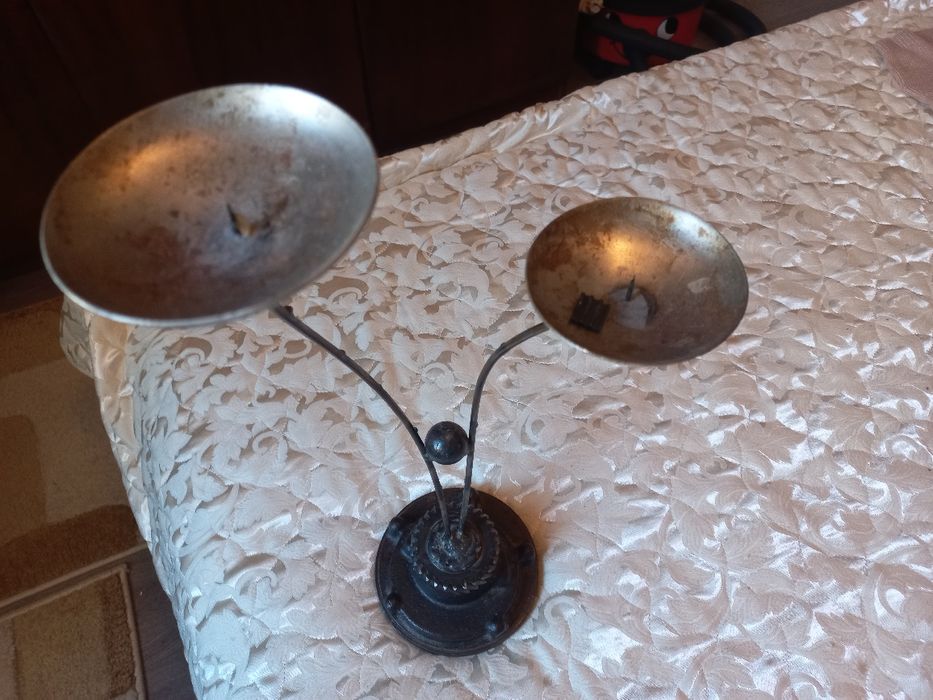 Метален свещник.Интересен модел.