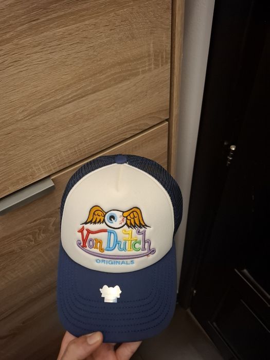 Sapca Von Dutch.