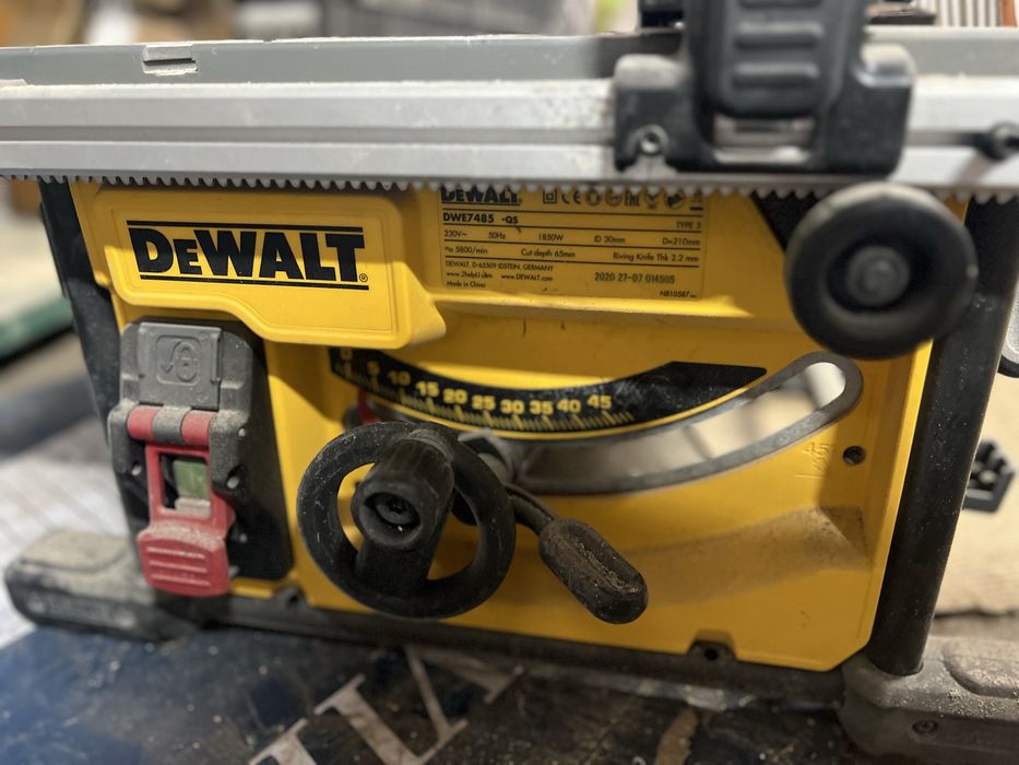 циркулярная пила DEWALT