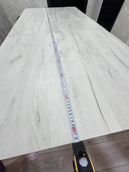 Продается стол в гостинную или кухню