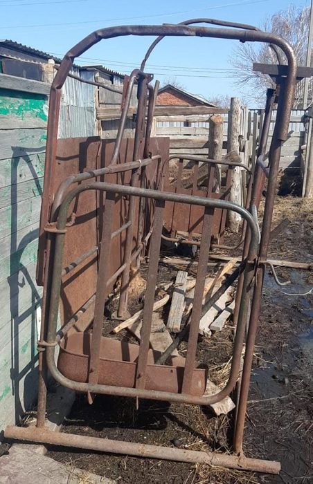 Доильный аппарат и стойло для дойки