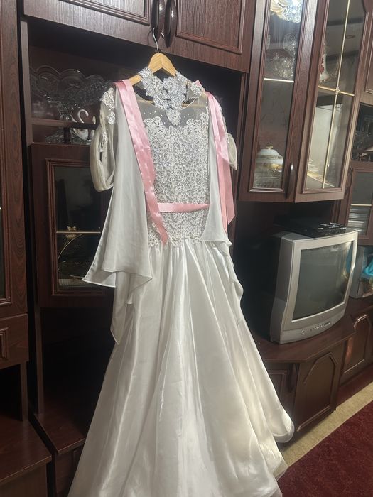 Бальные платье белый и березовый