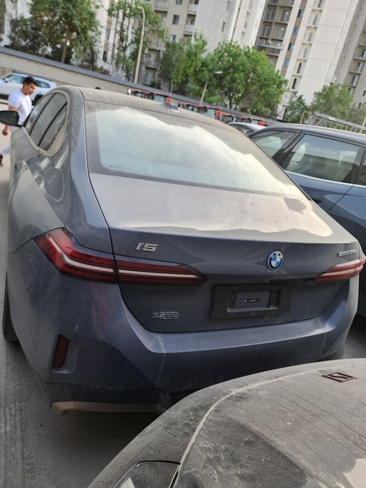 BMW I5 35L. M Sport энг фул позицияси хамма доп опциялари кушилган.