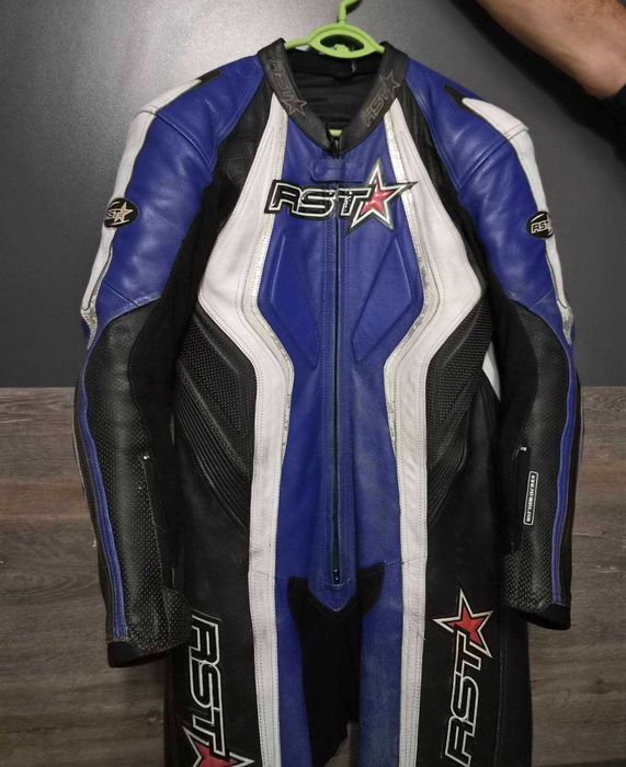 Продавам мото екип цял RST