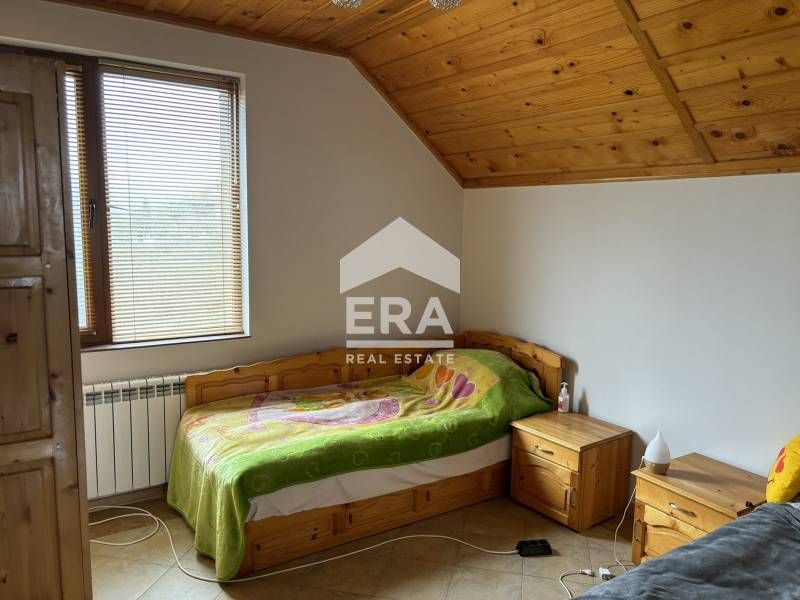 Двуетажна обзаведена къща за продажба, с двор и гараж, на 5 минути от