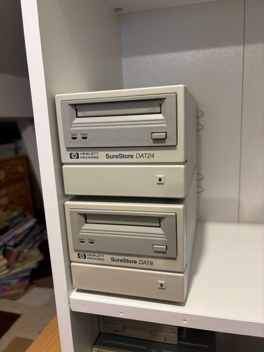 2 unitati de backup pe bandă magnetică, Hewlett Packard SureStore, DAT