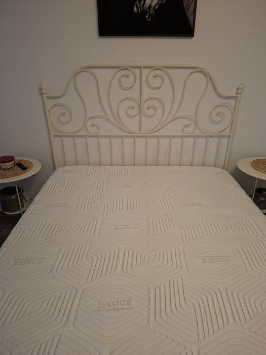 Vând pat IKEA LEIRVIK, dimensiune 160x200 cm, cu somiera , saltea  si doua masute