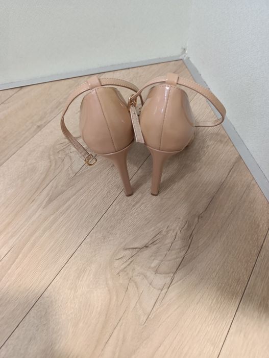 Продаются босоножки