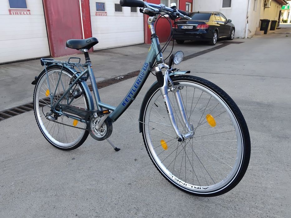 Vând bicicleta din aluminiu pentru damă