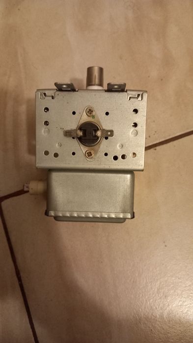 Magnetron (tun microunde) model 2M244-M6.