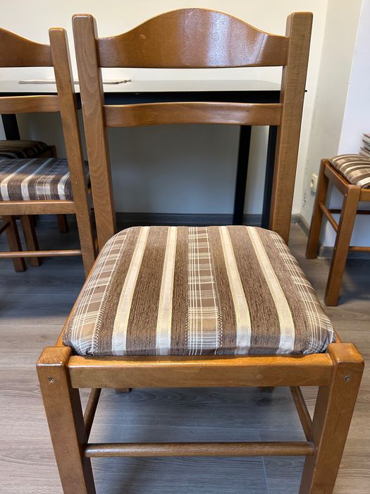 Комплект: разтягаща се маса и 4 стола