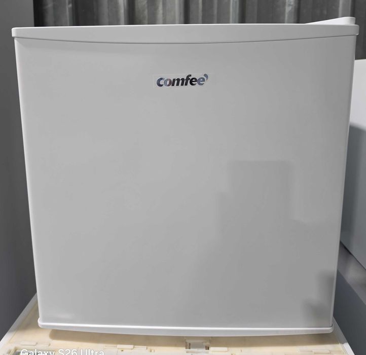 Comfee RCU40WH2 е компактна свободностояща мини фризерна