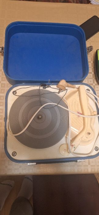 Vând pick-up și discuri de vinil vechi