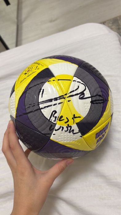 Продам мяч с автографом