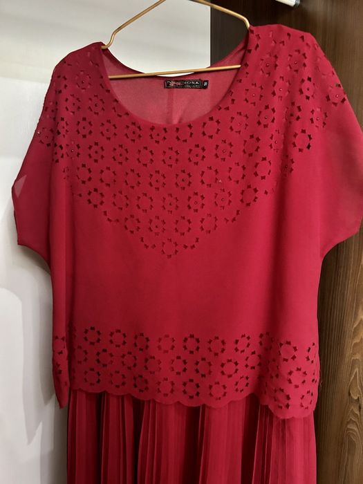 Красное платье миди