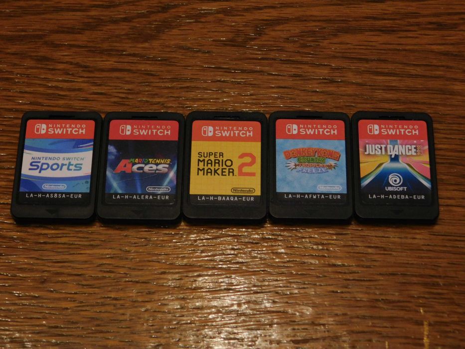 Consolă Nintendo Switch + 5 jocuri originale pe suport fizic (5 carduri) + accesorii complete