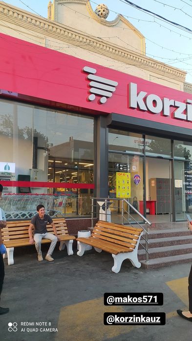 Скамейка сделанная из бетона c красивыми узорами.