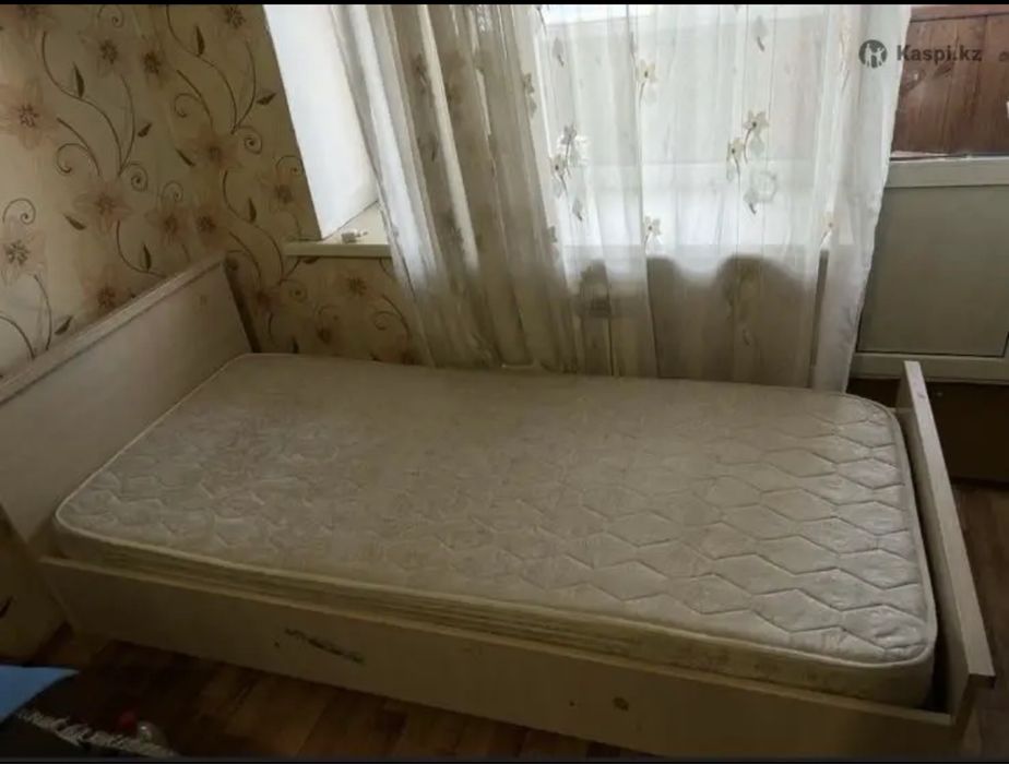 Кровать с матрасом